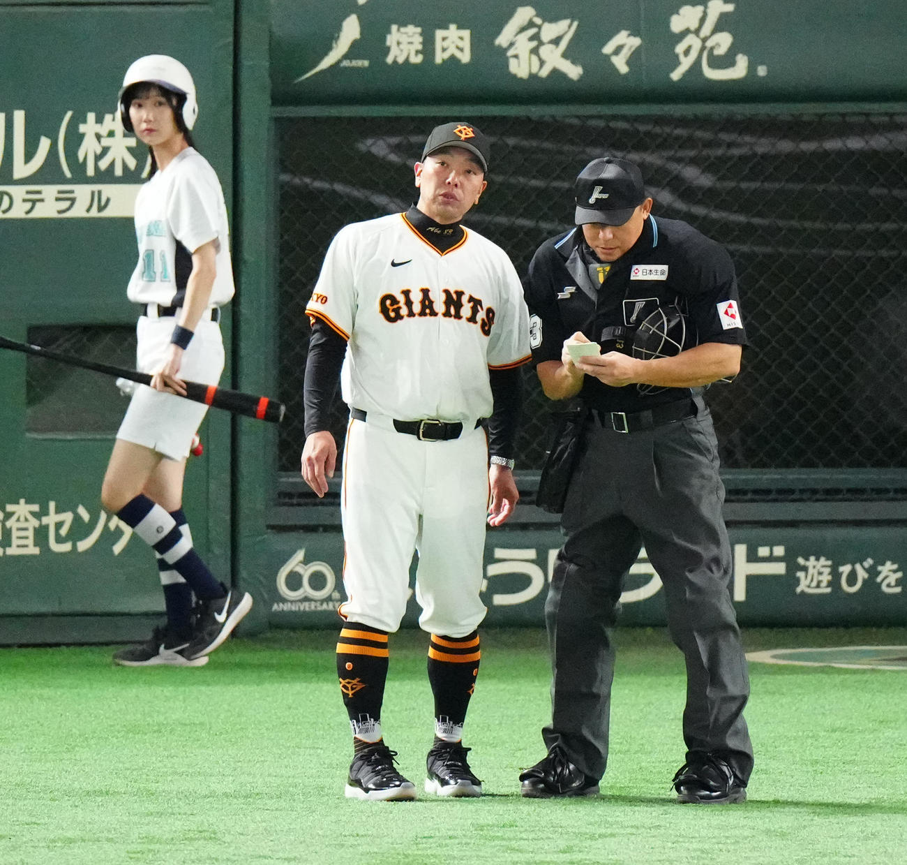 巨人対中日　7回表開始前、選手交代を告げる巨人阿部監督（撮影・江口和貴）