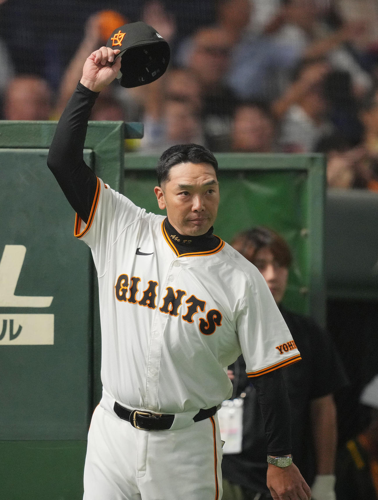 巨人対中日　中日に勝利しファンの声援に応える巨人阿部監督（撮影・垰建太）