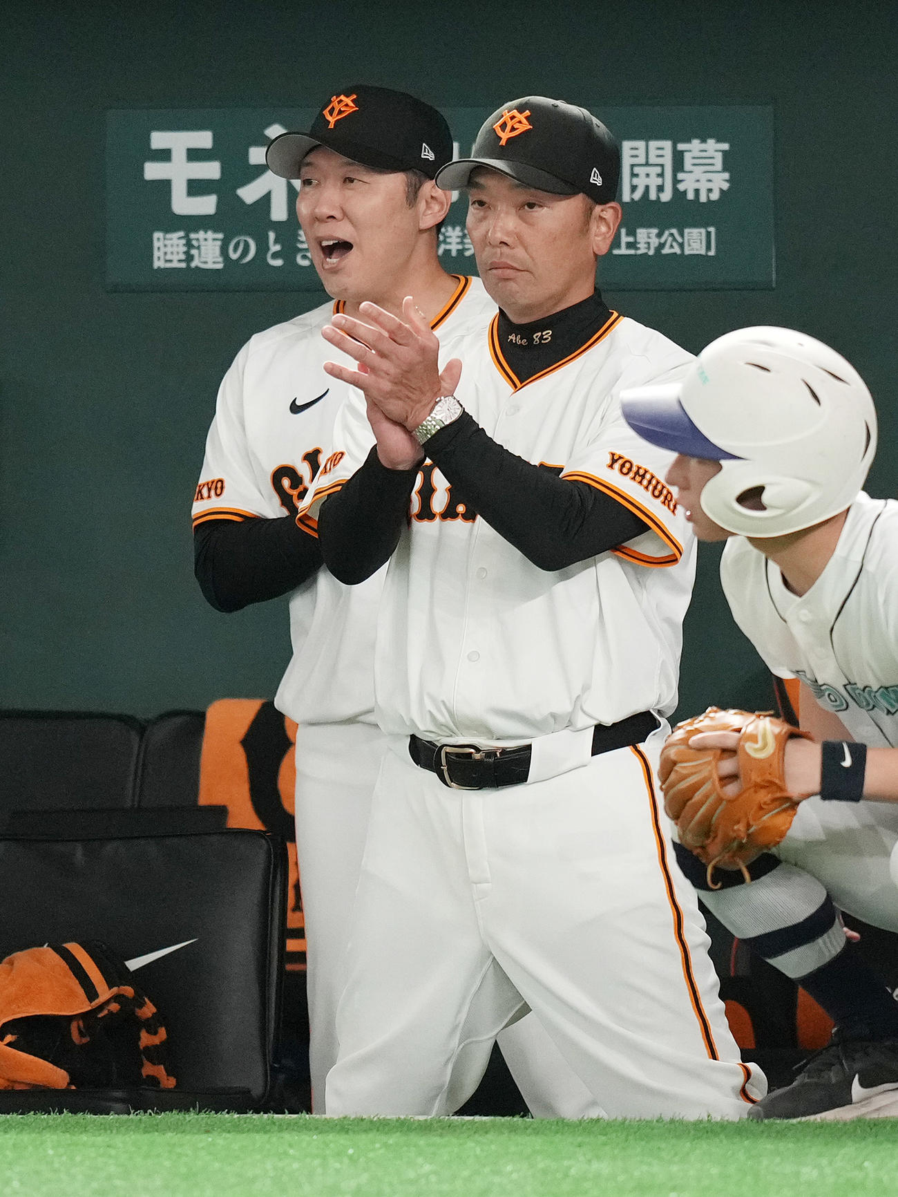 巨人対中日　8回表中日2死一、二塁、大勢が細川を空振り三振に仕留め、手をたたく阿部監督（右）（撮影・鈴木みどり）