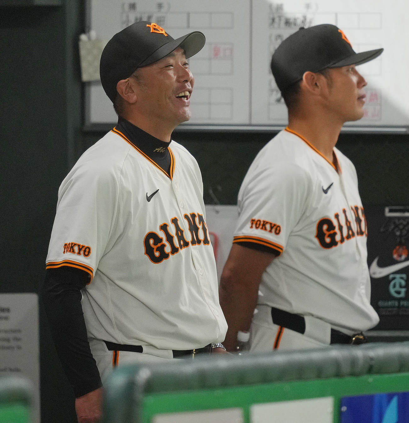 巨人対中日　5回裏、ベンチで笑顔を見せる巨人阿部監督（左）（撮影・垰建太）