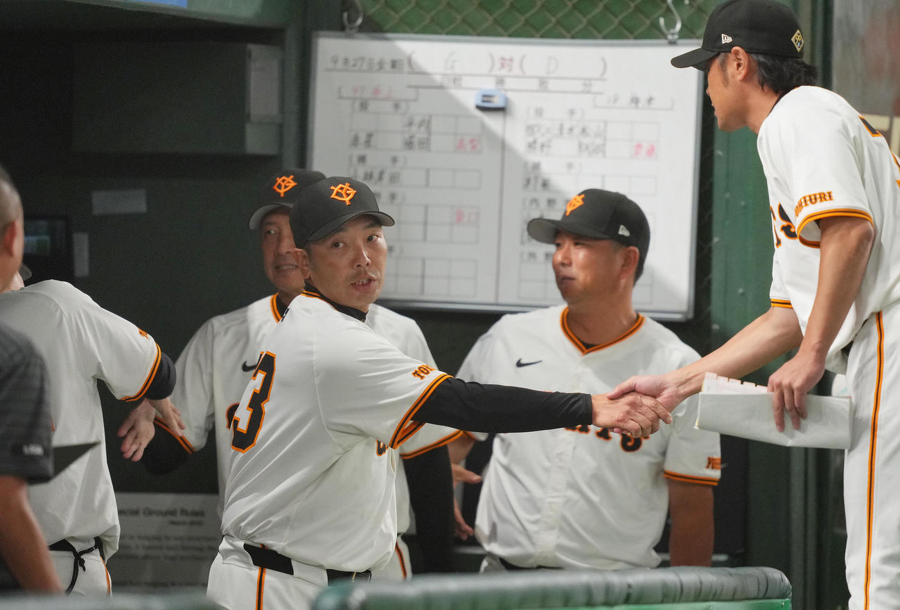 巨人対中日　中日に勝利し、巨人亀井コーチ（右）らと握手を交わす阿部監督（撮影・垰建太）