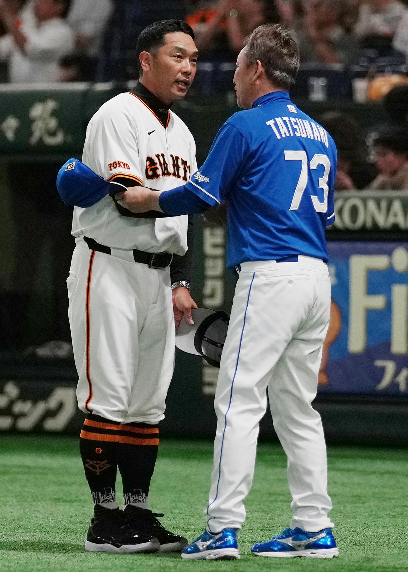 巨人対中日　試合後、言葉を交わす巨人阿部監督（左）と中日立浪監督（撮影・鈴木みどり）
