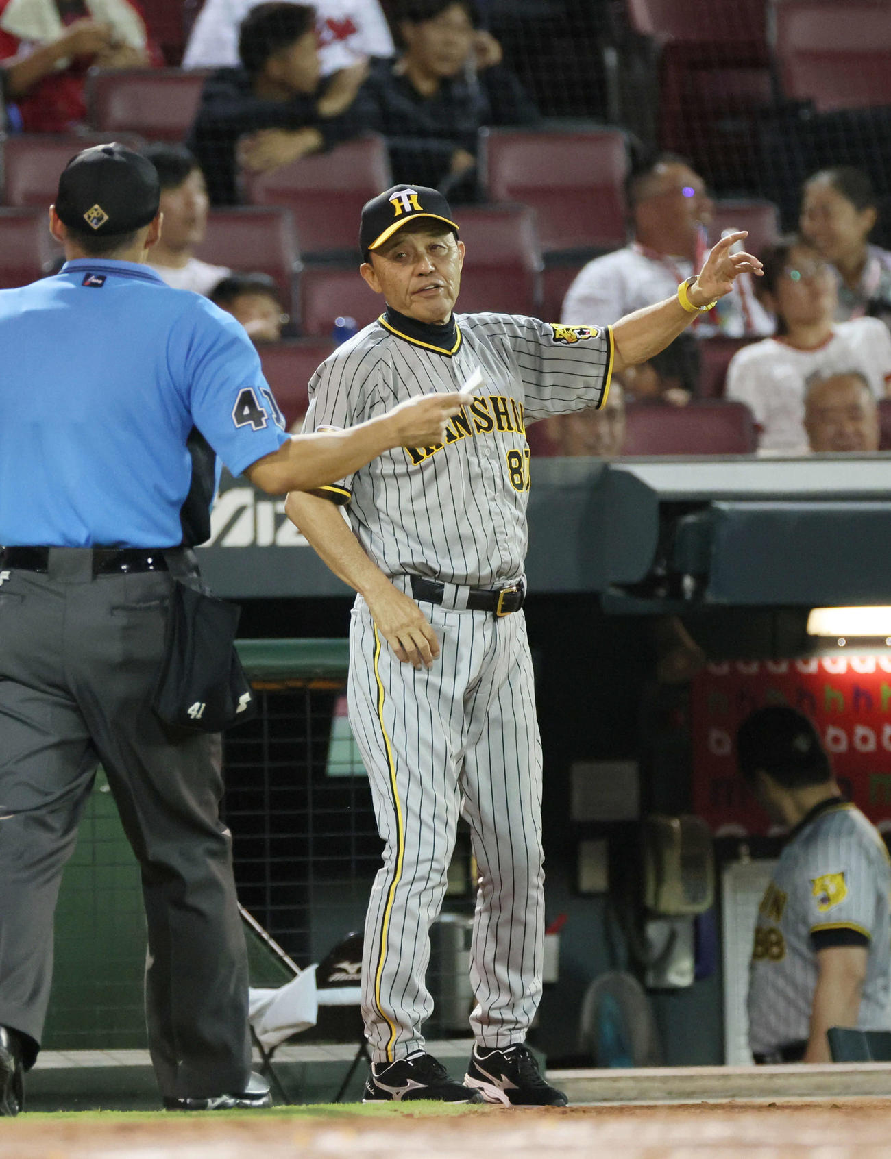 広島対阪神　12回表終了時、交代を告げる岡田監督（撮影・加藤孝規）