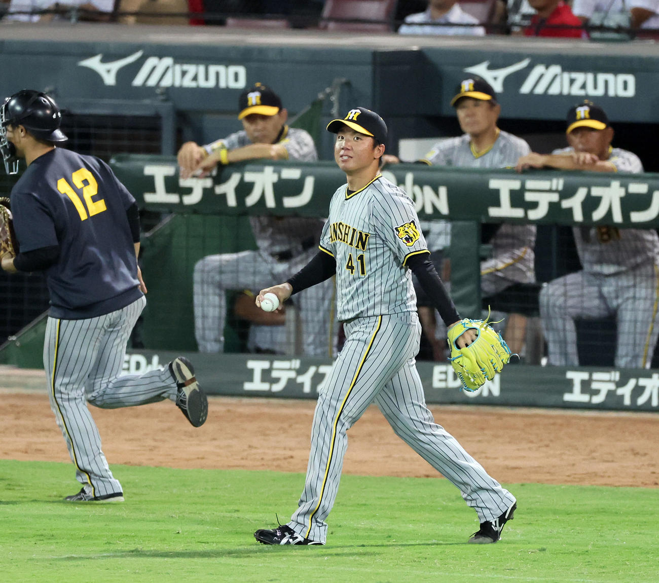 広島対阪神　11回裏広島無死、マウンドへ向かう村上。後方（左）は岡田監督（撮影・加藤哉）