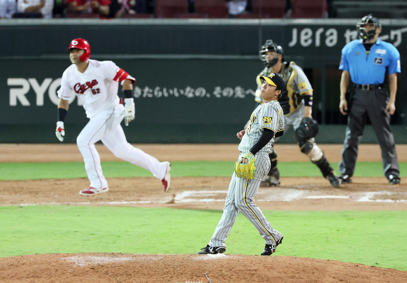 広島対阪神　12回裏広島1死二塁、村上は代打末包に右へ適時二塁打を打たれてサヨナラ負け（撮影・加藤哉）