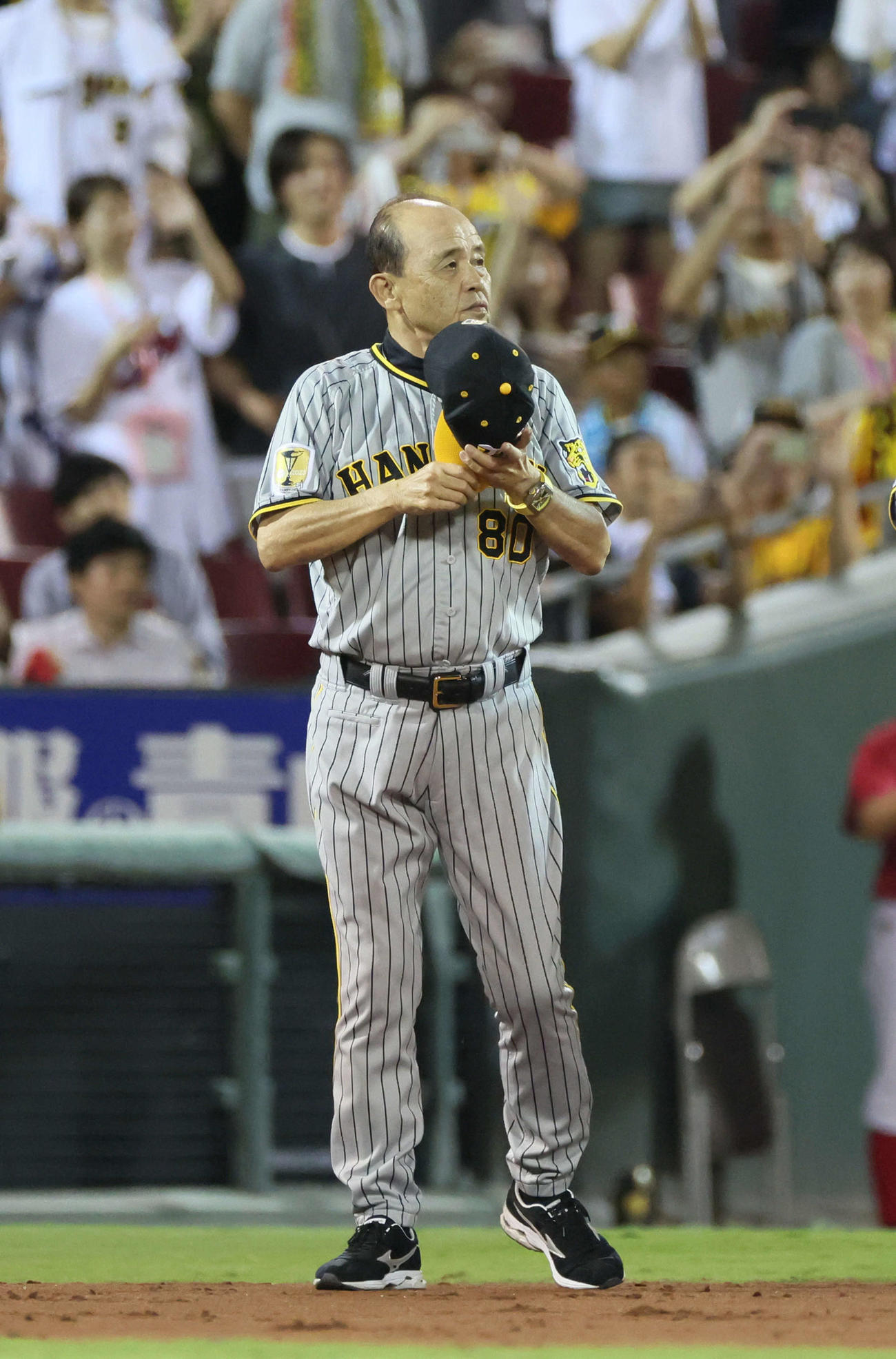 広島対阪神　マツダスタジアム最終戦、ファンにあいさつもサヨナラ負けの岡田監督（撮影・加藤孝規）