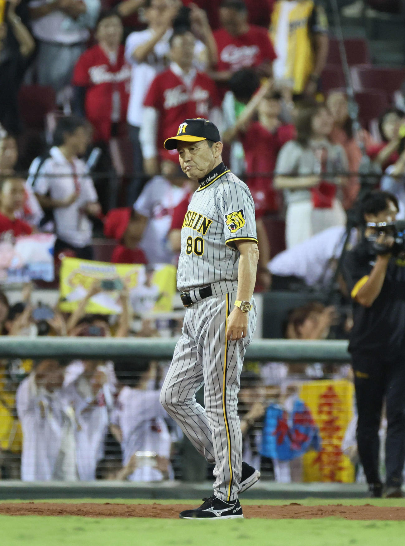 広島対阪神　マツダスタジアム最終戦、ファンにあいさつもサヨナラ負けの岡田監督（撮影・加藤孝規）