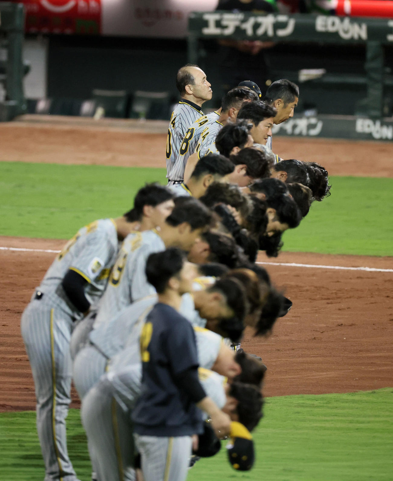 広島対阪神　今季マツダスタジアムでの公式戦最終試合を終えあいさつする岡田監督と阪神ナイン（撮影・加藤哉）
