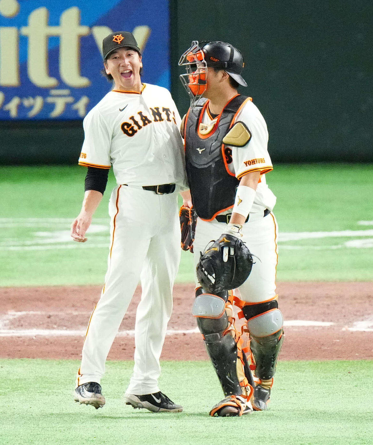 巨人対中日　9回表中日2死一、二塁、岡林を遊ゴロに仕留め捕手大城卓（右）と喜ぶ大勢（撮影・江口和貴）