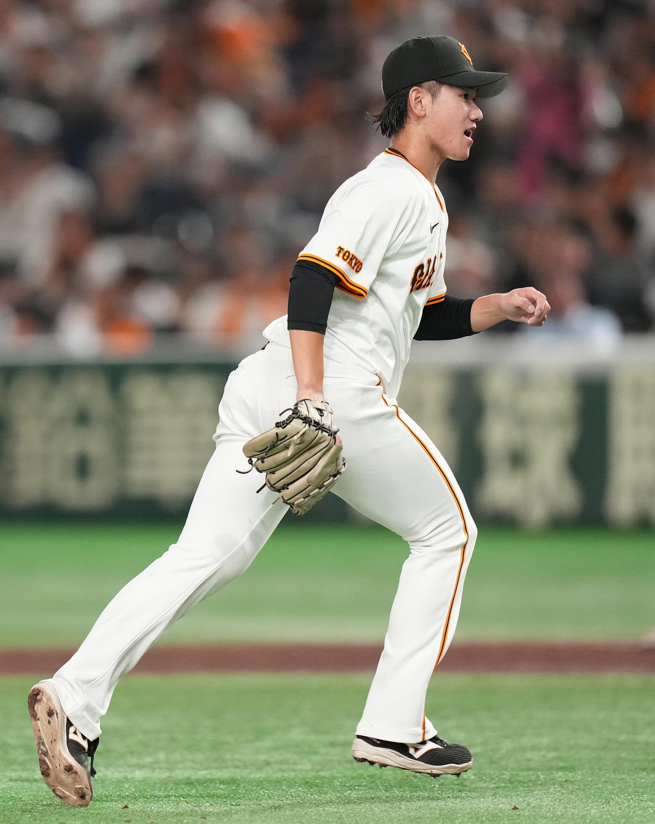 巨人対中日　5回表中日2死、村松を見逃し三振に仕留め、足早にベンチへ戻る井上（撮影・鈴木みどり）