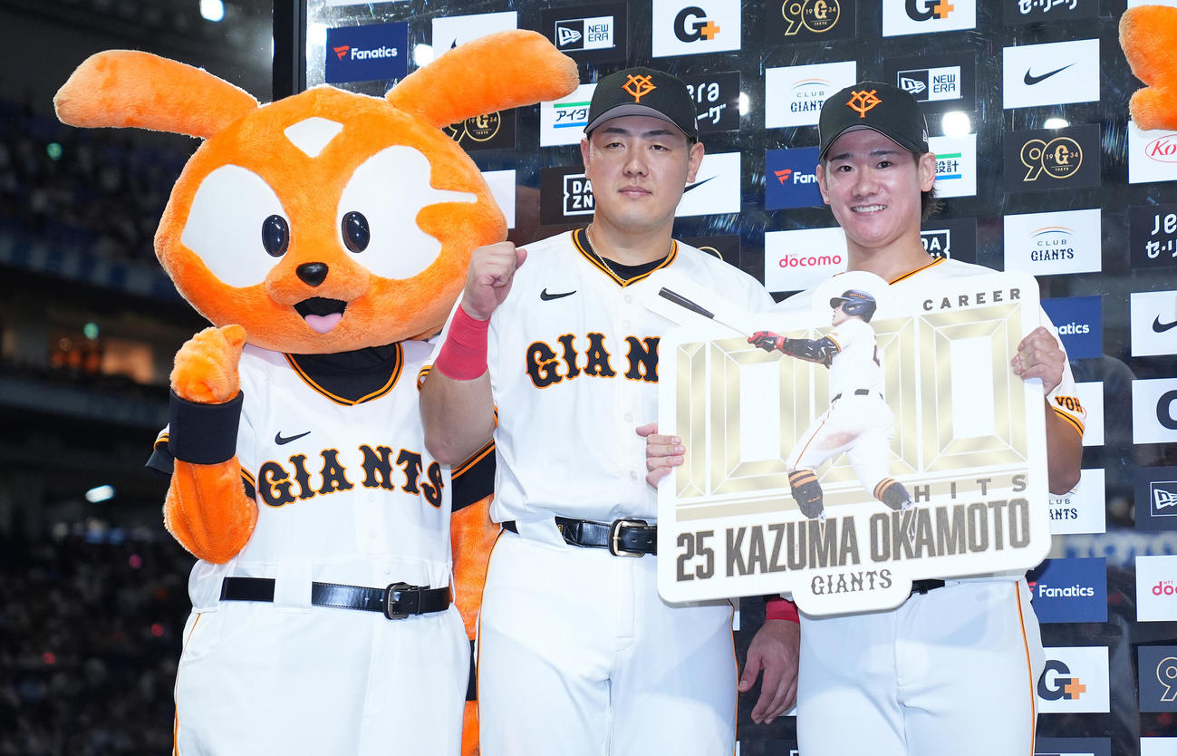 巨人対中日　中日に勝利しお立ち台で写真に納まる巨人岡本和（中央）と井上（右）（撮影・垰建太）