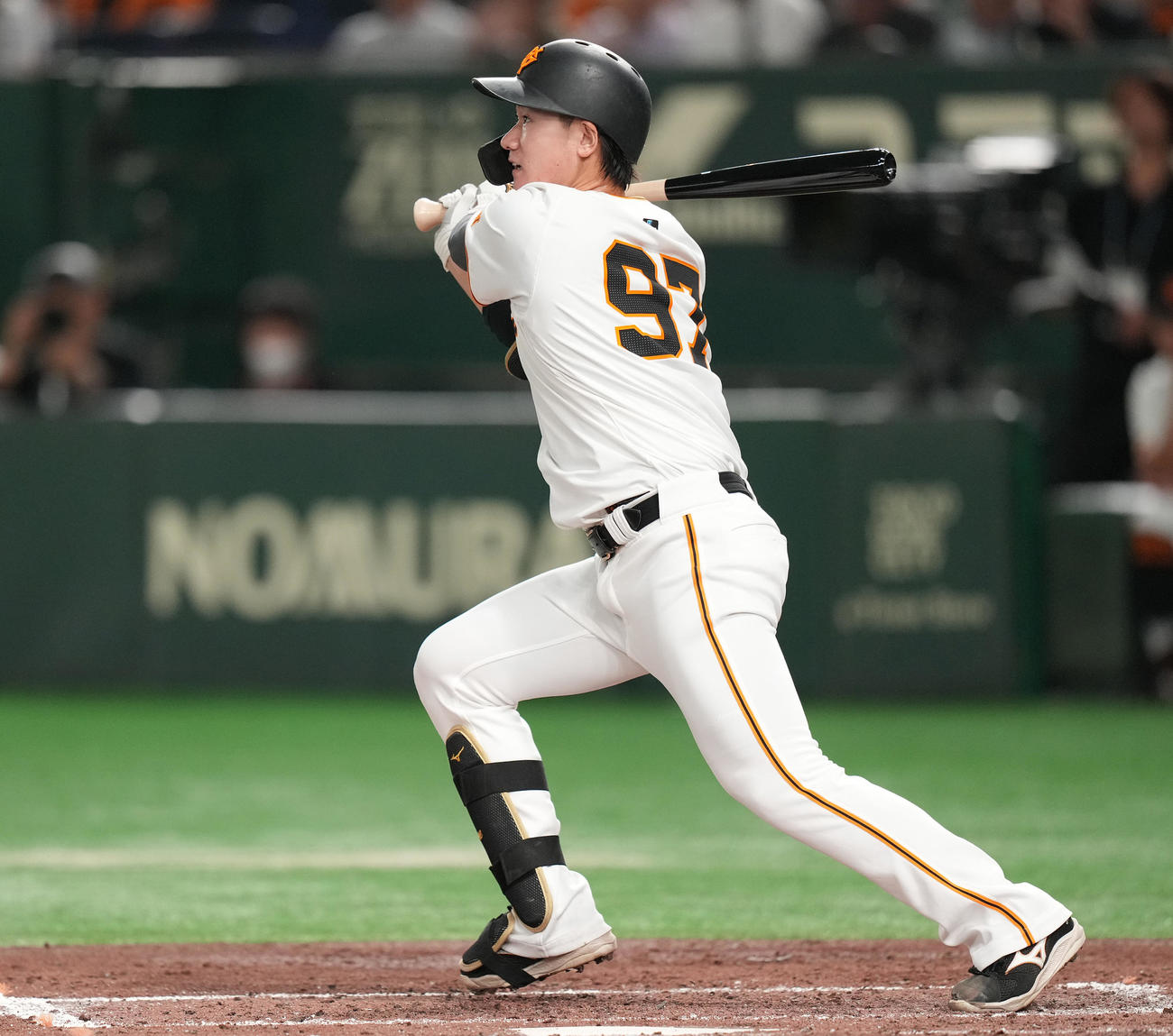 巨人対中日　3回裏巨人1死、右前打を放つ井上（撮影・鈴木みどり）