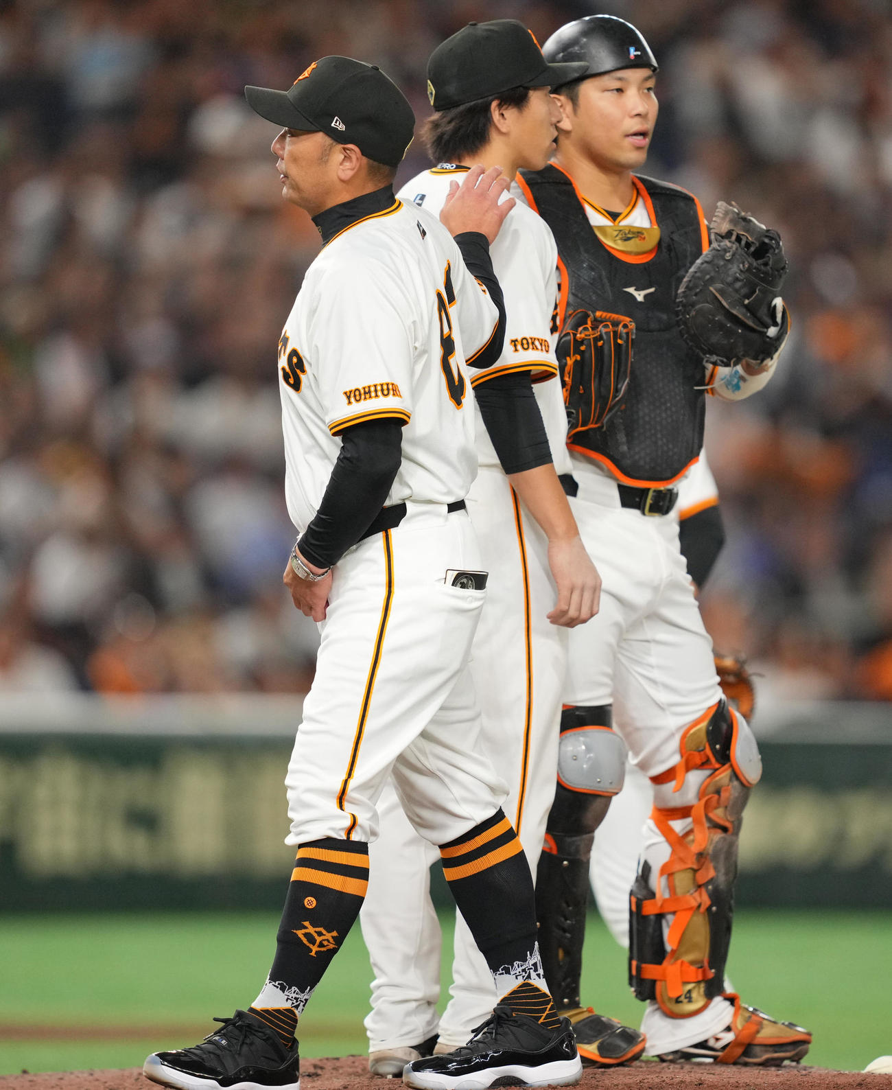 巨人対中日　8回表中日2死一、三塁、大勢（中央）にマウンドを託す阿部監督（左）（撮影・垰建太）