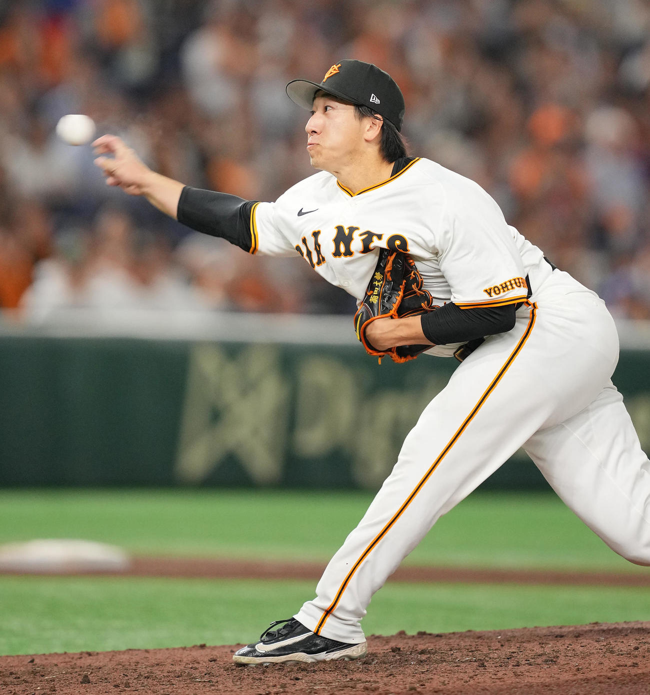 巨人対中日　8回表中日2死一、三塁、巨人5番手で登板し力投する大勢（撮影・垰建太）