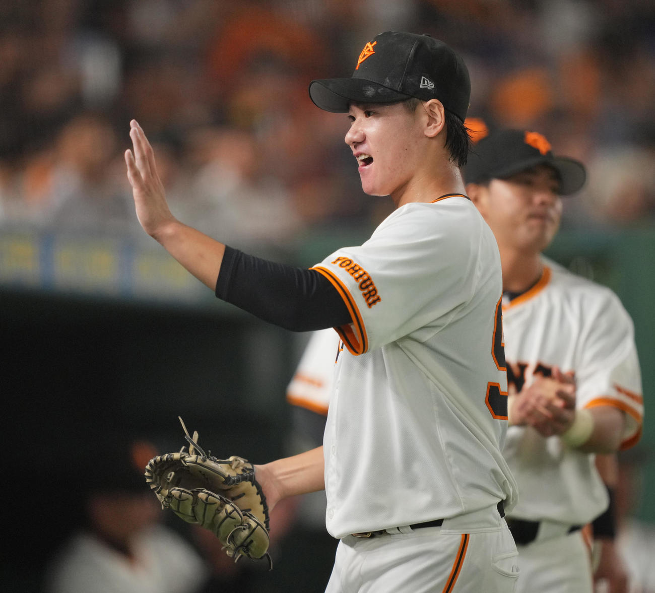 巨人対中日　4回表中日の攻撃を無失点に抑えナインの出迎えを受ける巨人井上（撮影・垰建太）