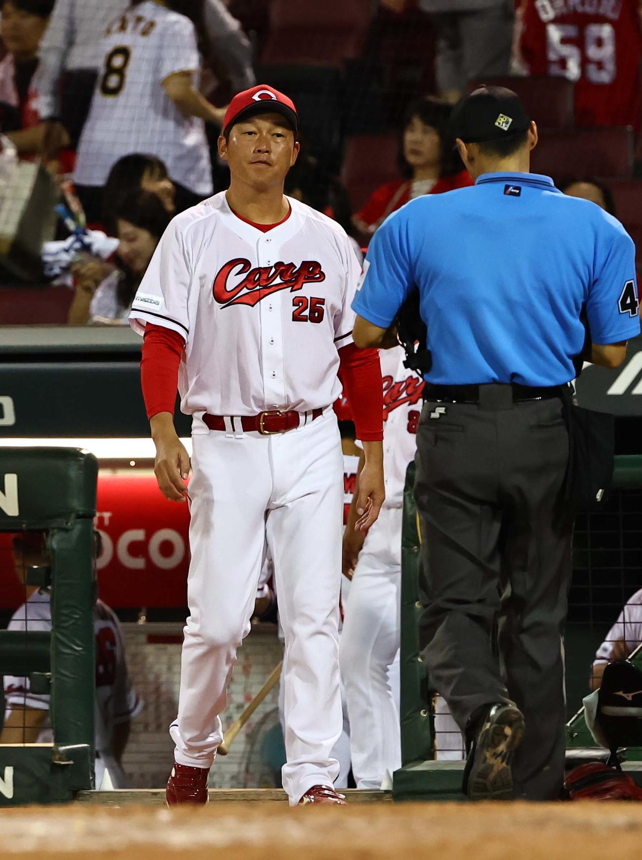 広島対阪神　選手交代を告げる新井監督（撮影・上田博志）