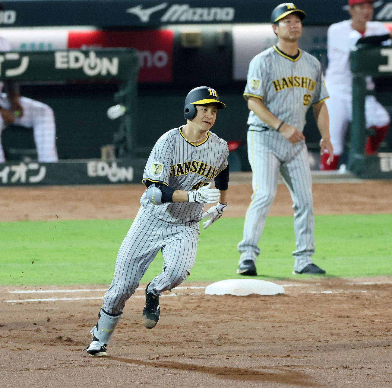 広島対阪神　2回表阪神2死、大竹は左へ二塁打を放つ（撮影・加藤哉）