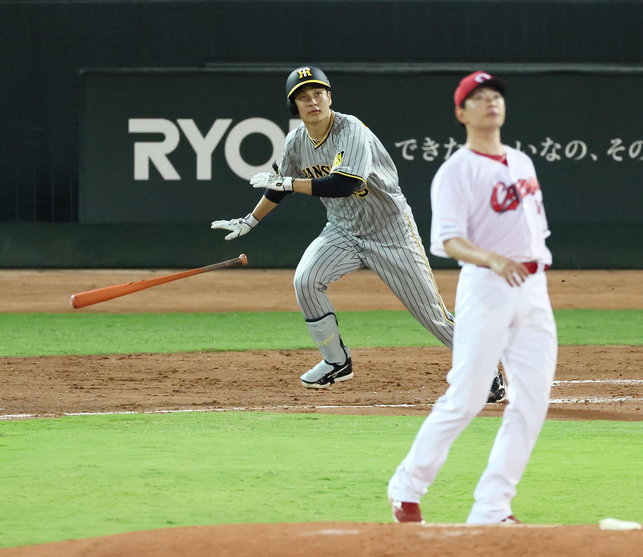 広島対阪神　2回表阪神2死、大竹は左へ二塁打を放つ。投手大瀬良（撮影・加藤哉）