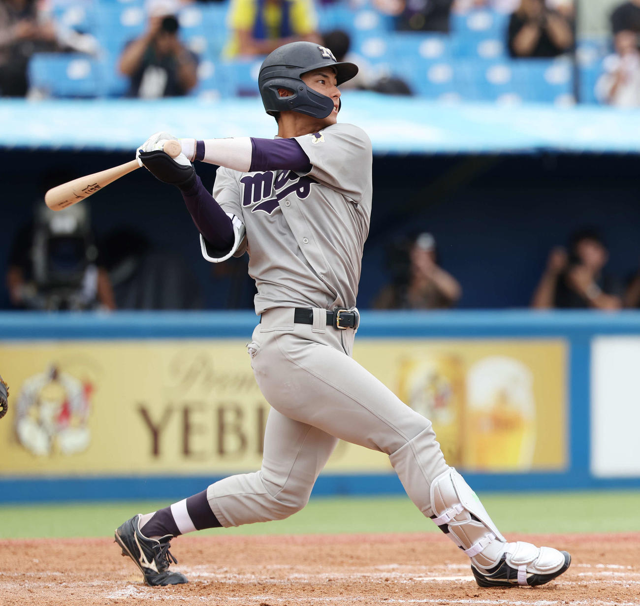 明大対慶大　3回表明大1死、右前打を放ちリーグ戦通算100安打とする宗山（撮影・宮地輝）