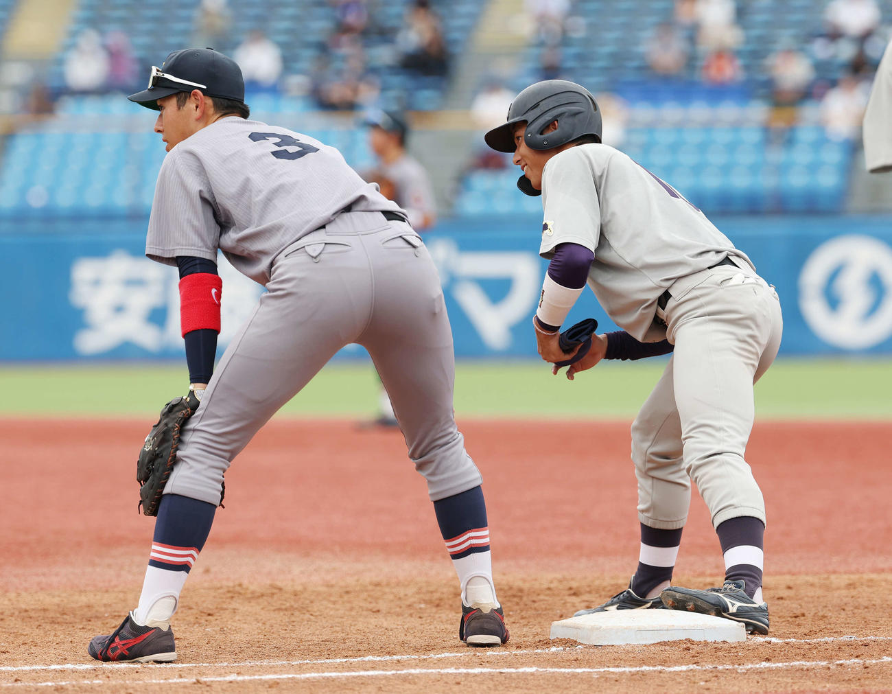 明大対慶大　3回表明大1死、右前打を放ちリーグ戦通算100安打とする宗山。左は一塁手清原（撮影・宮地輝）