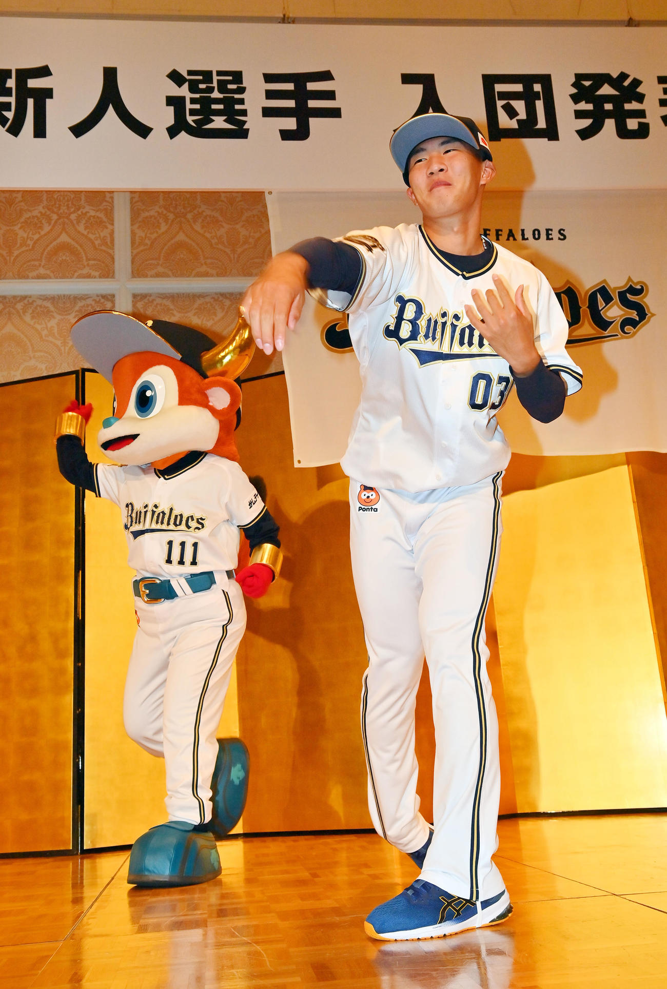 オリックスの新人選手入団会見で、ポーズを22年11月30日、取る育成1位西浜