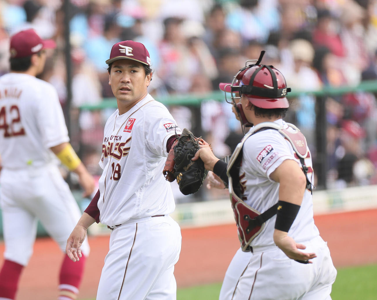 楽天対オリックス　3回表オリックス2死、太田を遊ゴロに仕留めた田中将（左）は安田とタッチを交わす（撮影・足立雅史）