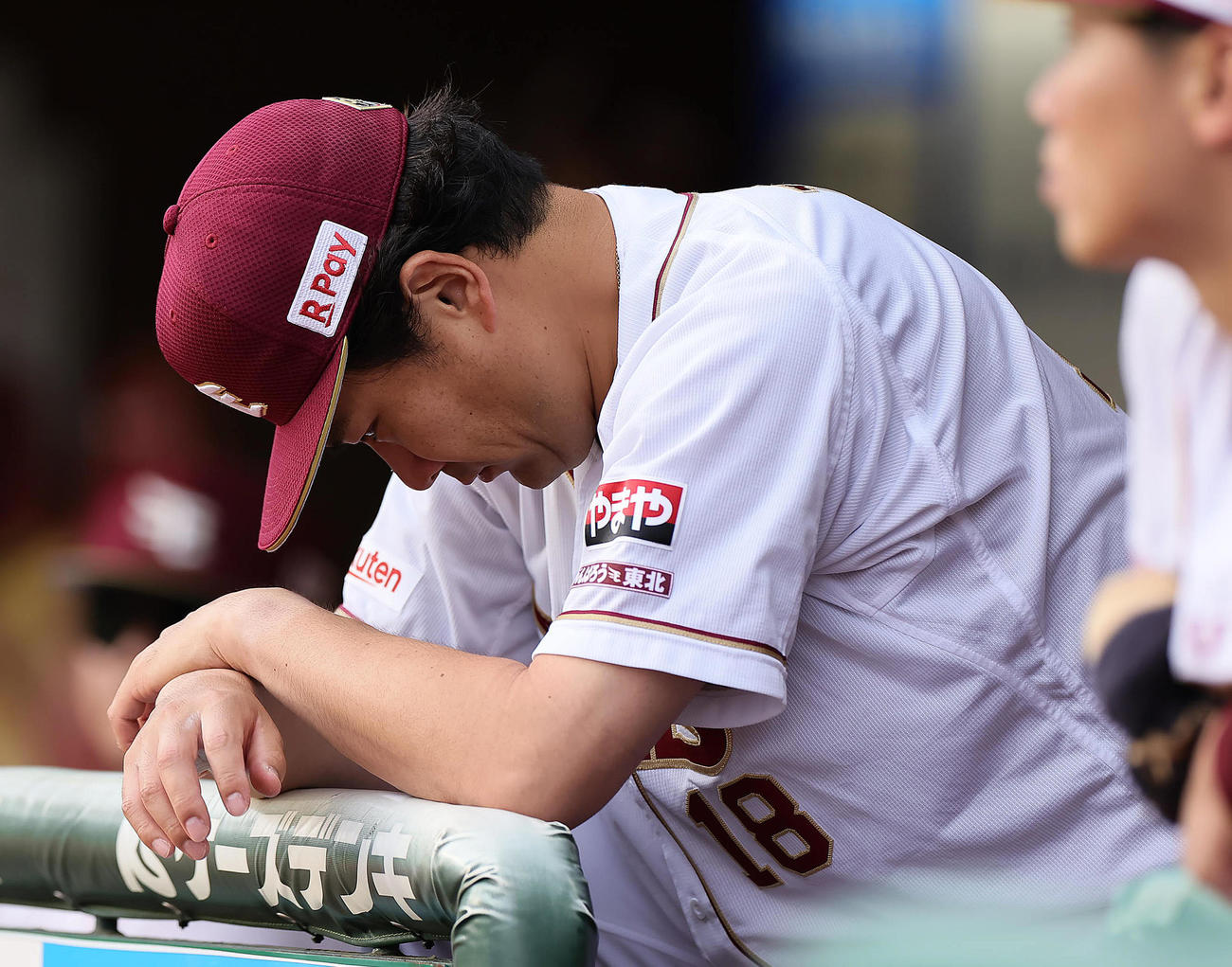 楽天対オリックス　5回4失点の楽天田中将はベンチで厳しい表情でうつむく（撮影・足立雅史）