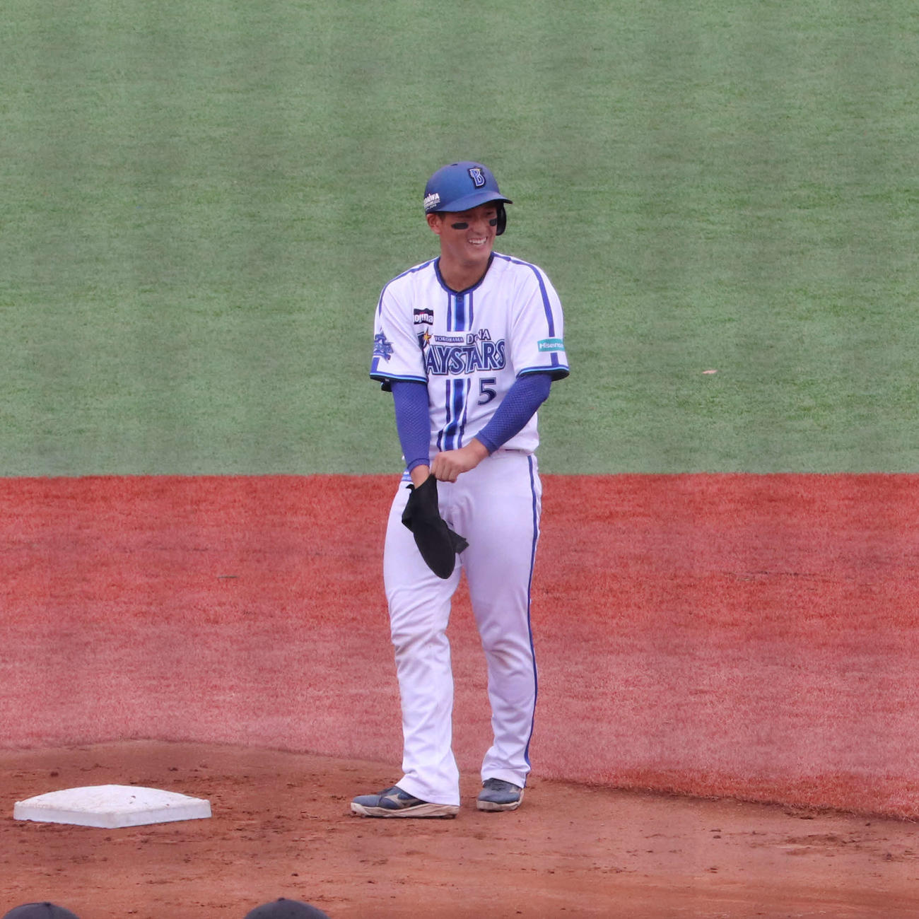 適時打を放って塁上で笑顔を見せるDeNA松尾（撮影・小早川宗一郎）