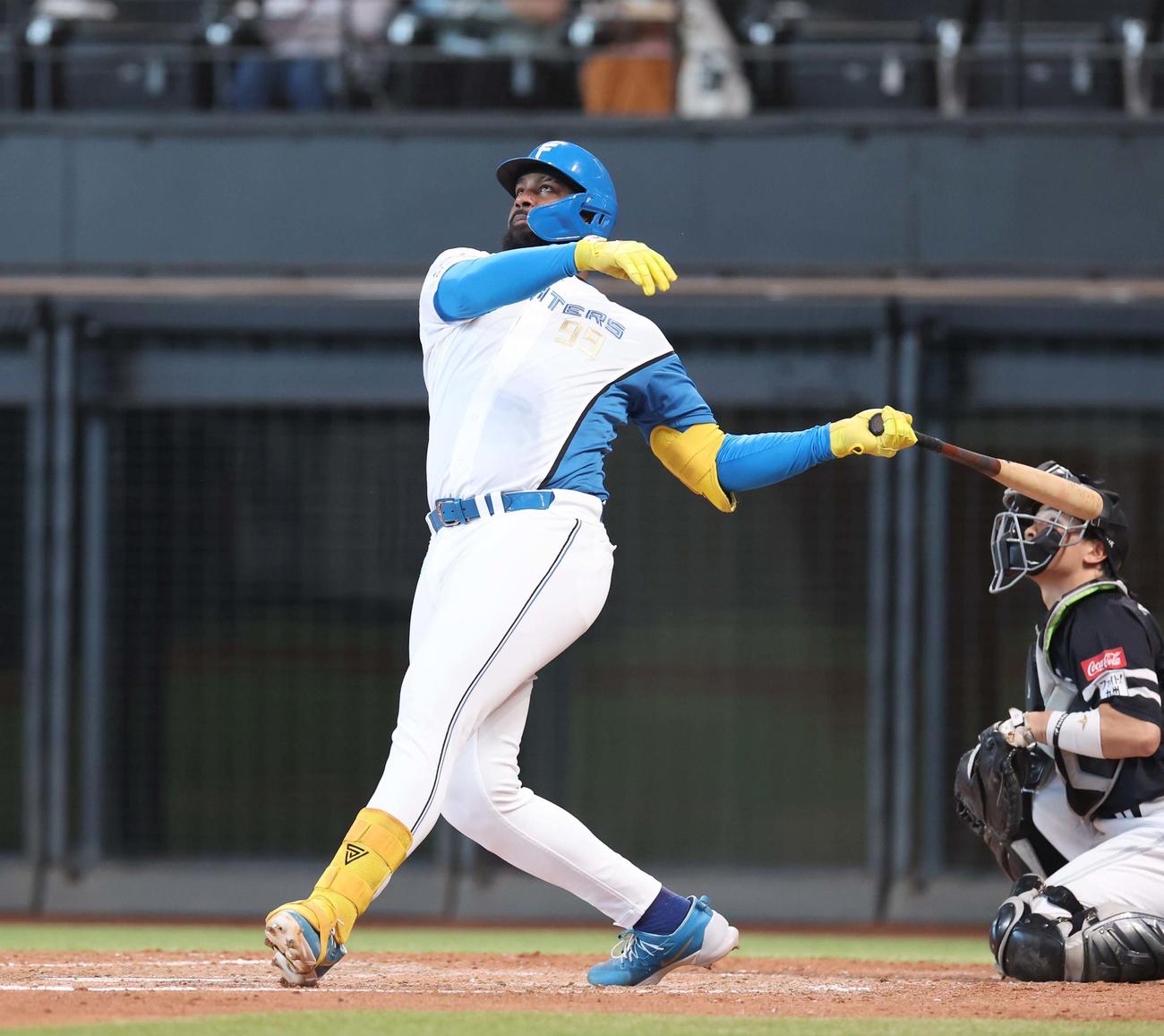 日本ハム対ソフトバンク　3回裏日本ハム2死、左越え本塁打を放つレイエス（撮影・黒川智章）