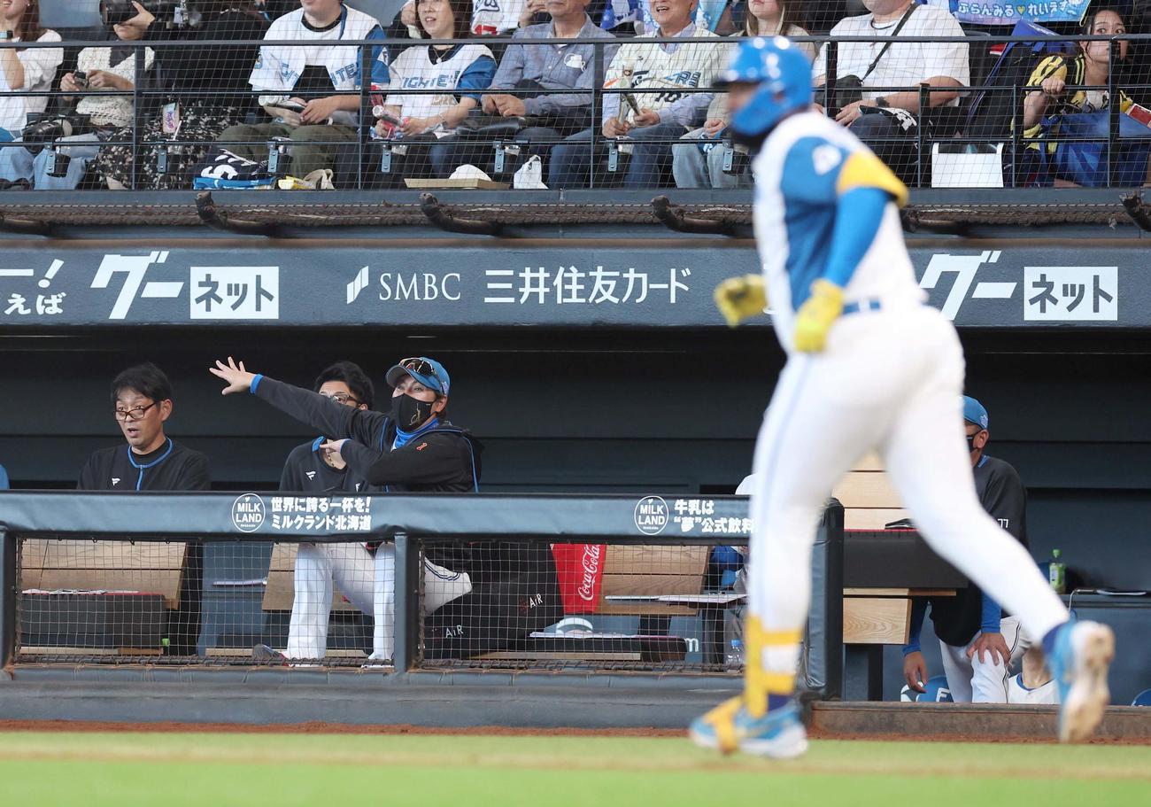 日本ハム対ソフトバンク　3回裏日本ハム2死、レイエスの打球が左翼の「新庄ボード」に当たりそうになり打球に向かって風を送る新庄監督（撮影・黒川智章）