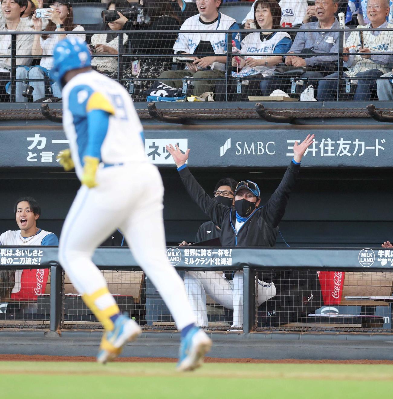 日本ハム対ソフトバンク　3回裏日本ハム2死、レイエスの左越え本塁打で万歳する新庄監督（撮影・黒川智章）