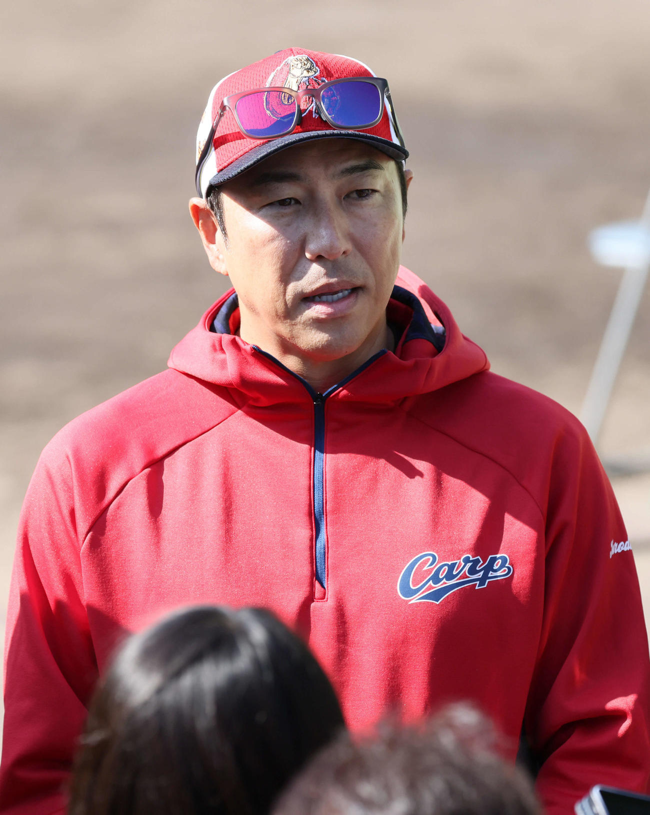 2月、報道陣に対応する黒田球団アドバイザー