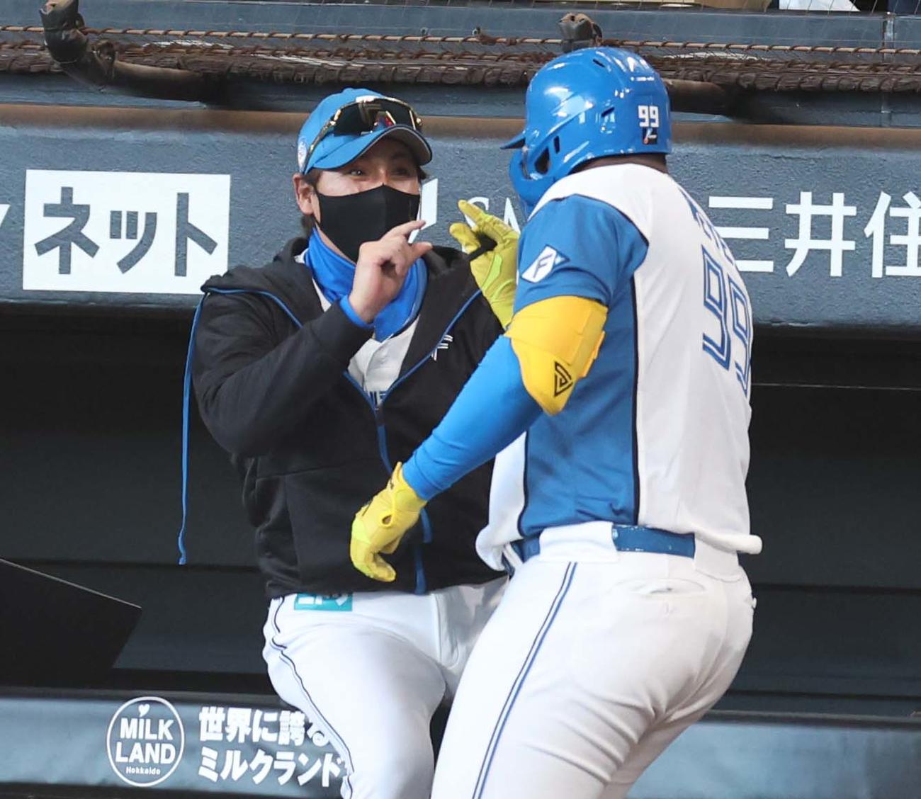 日本ハム対ソフトバンク　3回裏日本ハム2死、レイエスの左越え本塁打が「新庄ボード」にもう少しで当たりそうになり「もうちょっと」ポーズで出迎える新庄監督（撮影・黒川智章）