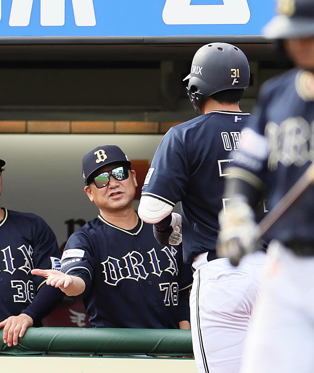 楽天対オリックス　5回表オリックス1死、ソロ本塁打を放った太田（右）をタッチで迎える中嶋監督（撮影・足立雅史）