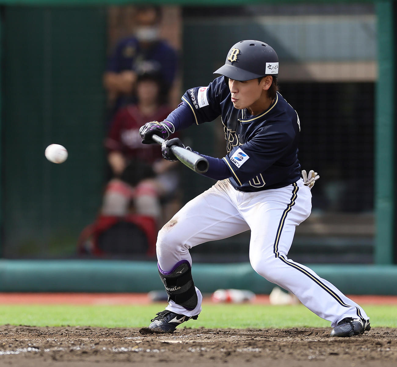 楽天対オリックス　4回表オリックス1死二、三塁、スクイズを決める渡部（撮影・足立雅史）