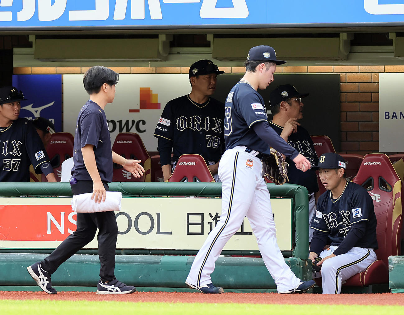 楽天対オリックス　8回裏楽天1死、浅村に死球を与えた吉田（右）は治療のためベンチに下がる（撮影・足立雅史）