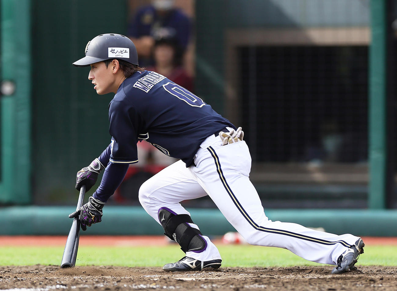 楽天対オリックス　4回表オリックス1死二、三塁、スクイズを決める渡部（撮影・足立雅史）