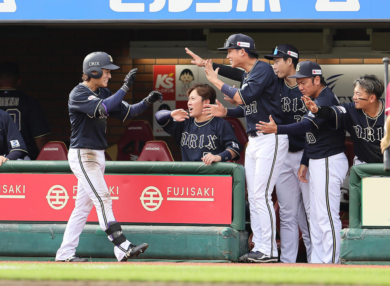 楽天対オリックス　4回表オリックス1死二、三塁、スクイズを決めた渡部（左端）はタッチで迎えられる（撮影・足立雅史）
