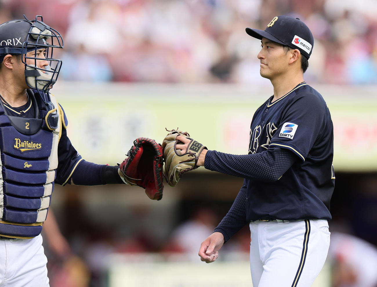 楽天対オリックス　2回裏楽天の攻撃を3者凡退に抑えた高島（右）は若月とタッチを交わす（撮影・足立雅史）