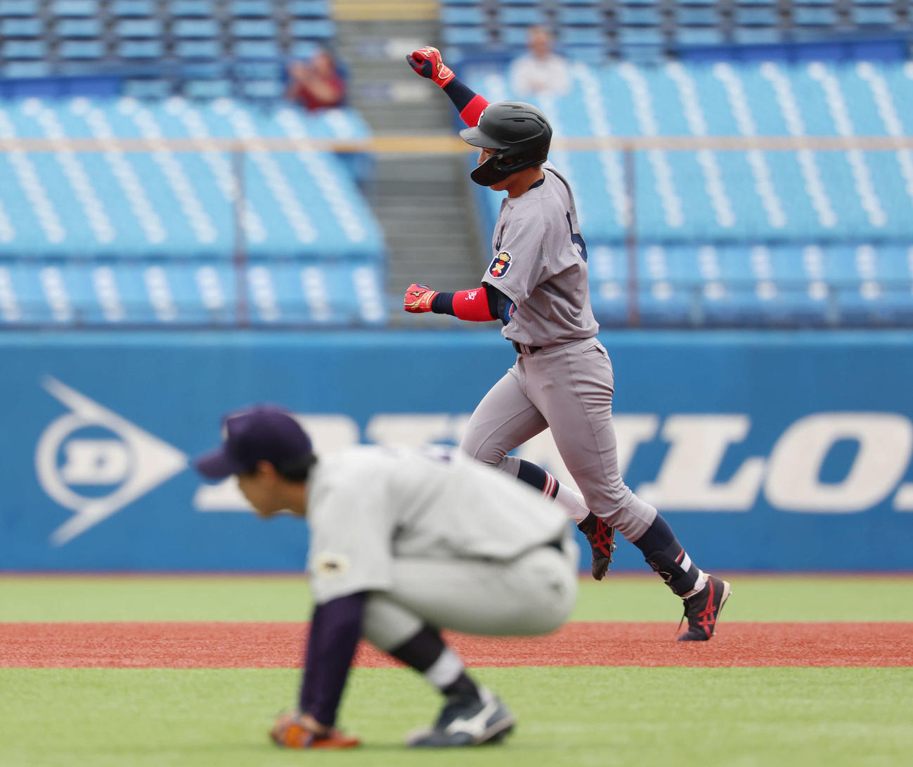 明大対慶大　9回裏慶大2死、中越え同点ソロ本塁打を放ちガッツポーズする清原（撮影・宮地輝）