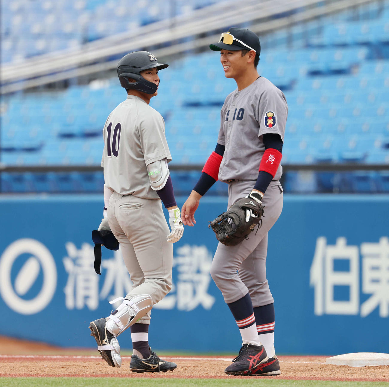 明大対慶大　9回表明大2死一塁、左前打を放った宗山。右は一塁手清原（撮影・宮地輝）