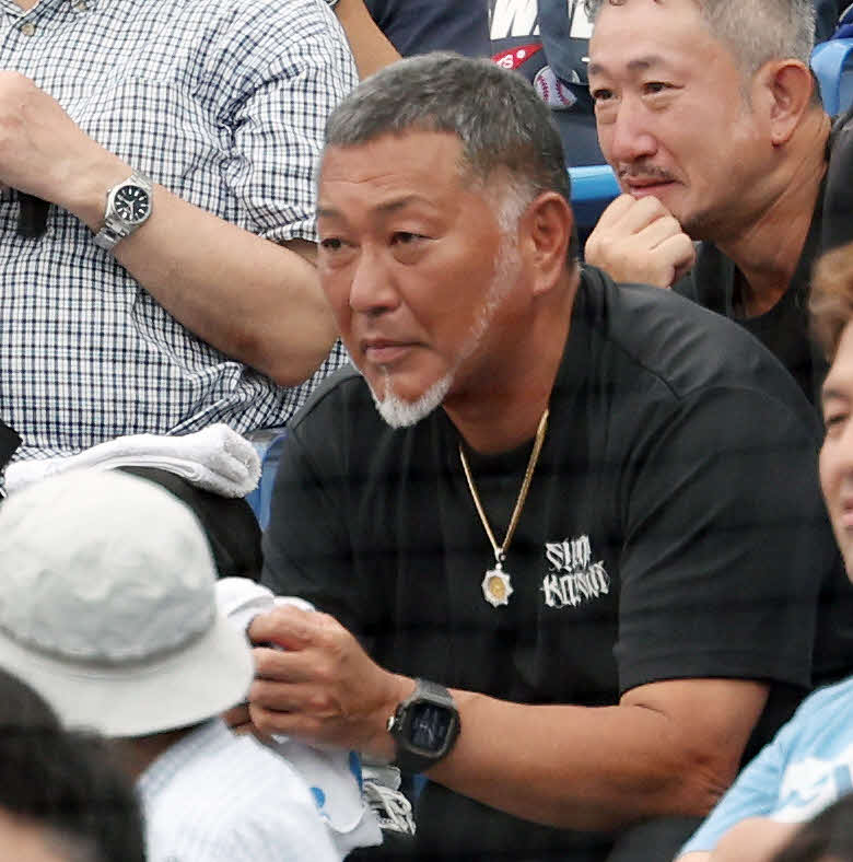 明大対慶大　9回裏慶大2死、長男正吾の中越え同点ソロ本塁打を見守った清原和博氏（撮影・宮地輝）