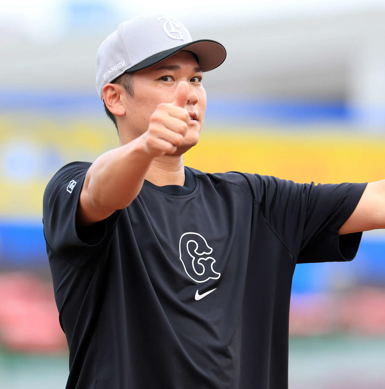 広島対巨人　試合前練習で、サムズアップのようなポーズで胴体視力のトレーニングをする巨人坂本（撮影・浅見桂子）
