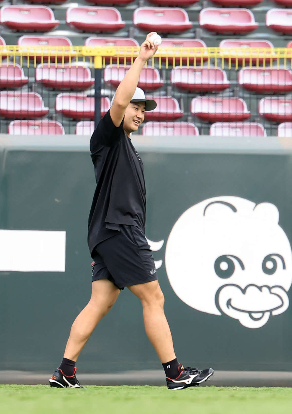 広島対巨人　試合前練習で、笑顔でキャッチボールする巨人菅野（撮影・浅見桂子）