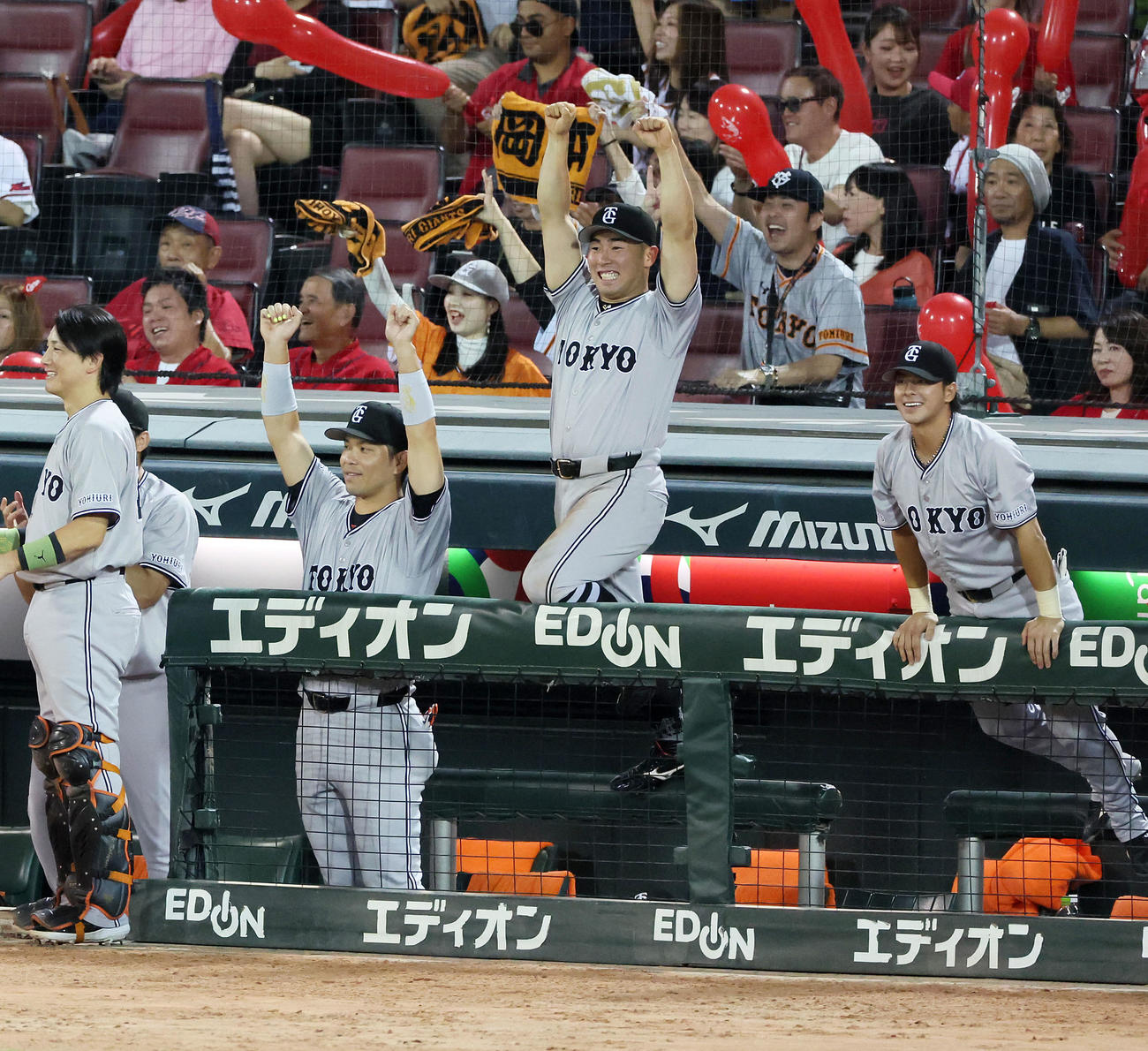 広島対巨人　7回表巨人1死一、三塁、岡本和の左適時二塁打にベンチで喜ぶ浅野らナイン（撮影・加藤哉）