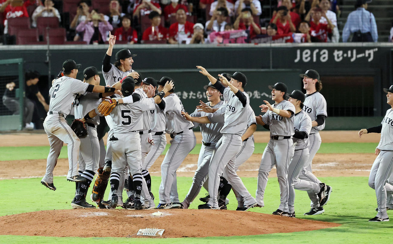 広島対巨人　広島に勝利してリーグ優勝を決め抱き合う巨人ナイン（撮影・加藤哉）