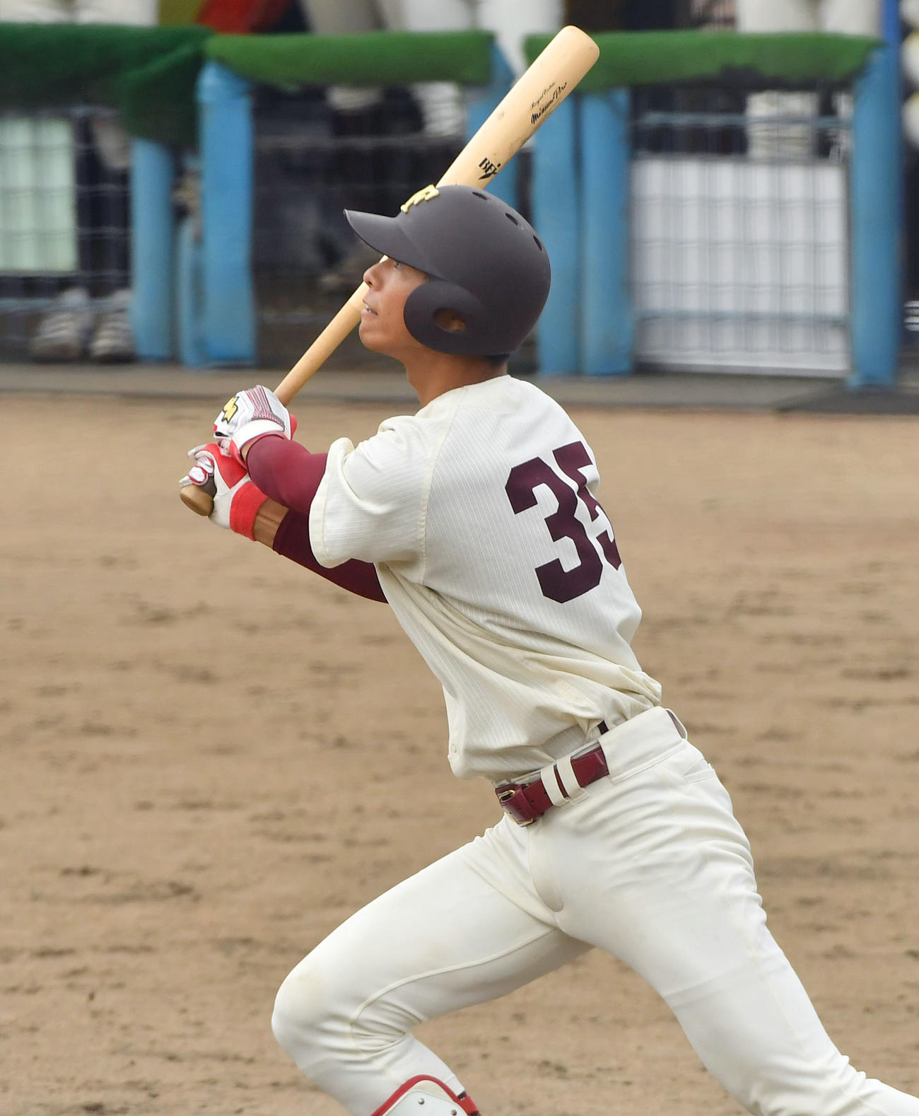 北九大対福岡大　3回裏福岡大1死二、三塁、山下は2点適時右三塁打を放つ（撮影・岩下翔太）