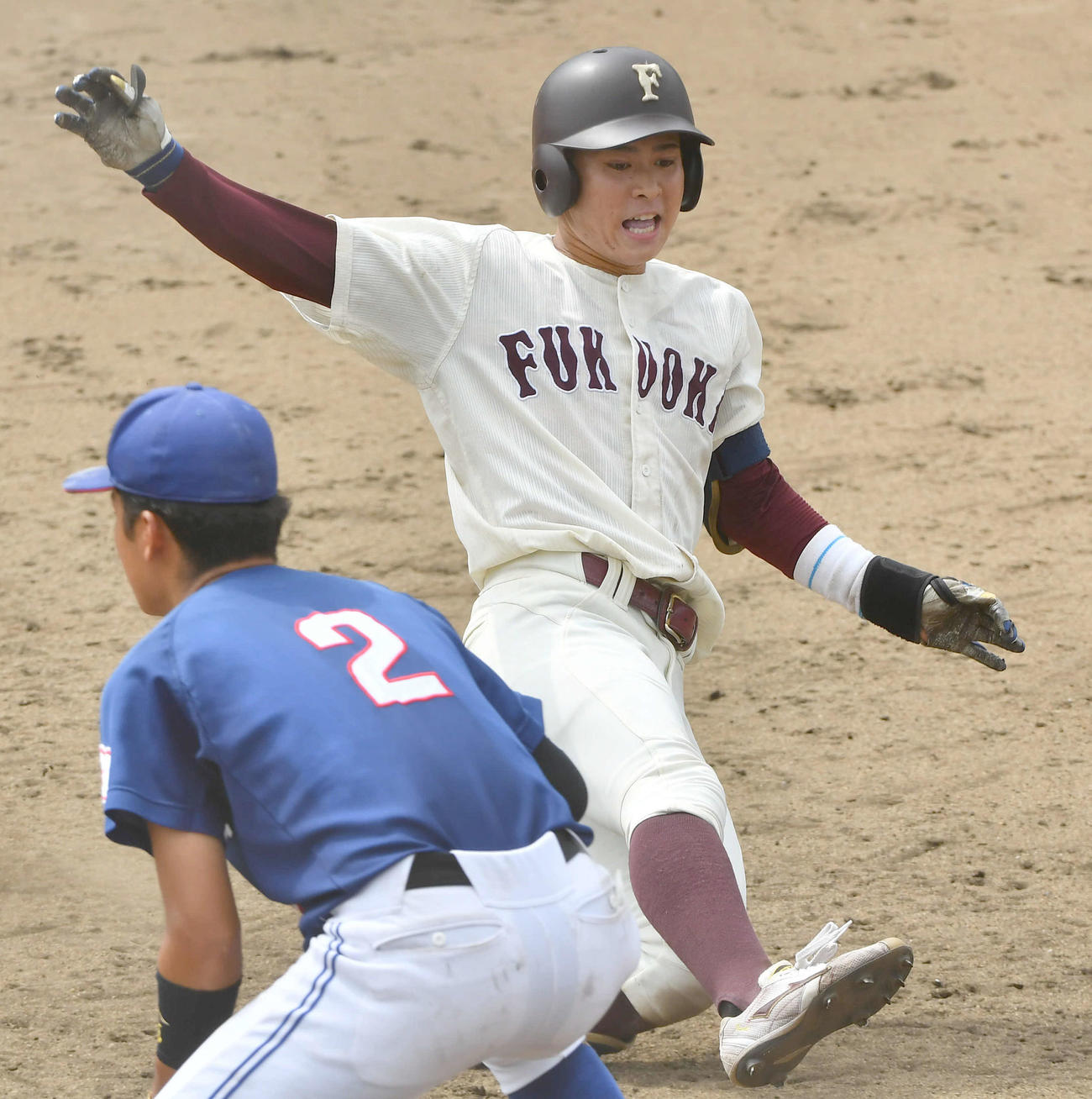 北九大対福岡大　8回裏福岡大1死一、二塁、幸は2点適時中三塁打を放つ（撮影・岩下翔太）