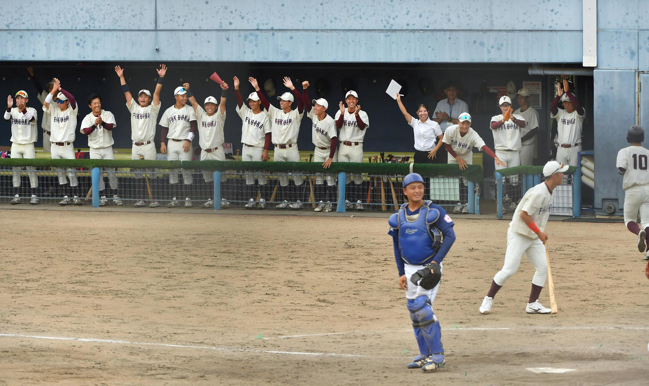 北九大対福岡大　3回裏福岡大1死二、三塁、山下が2点適時右三塁打を放ち、盛り上がる福岡大ナイン（撮影・岩下翔太）