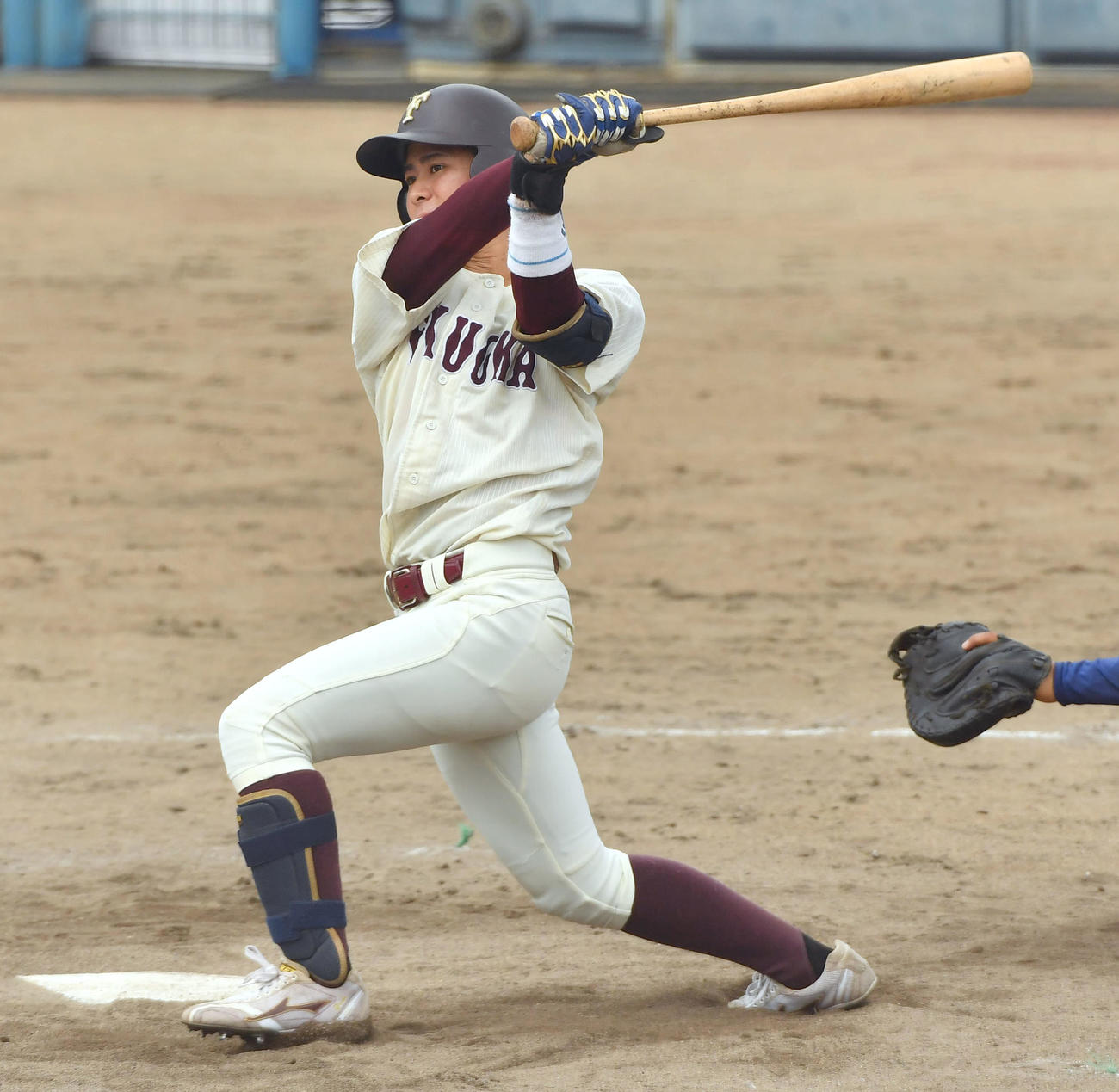 北九大対福岡大　3回裏福岡大1死一塁、幸は左二塁打を放つ（撮影・岩下翔太）